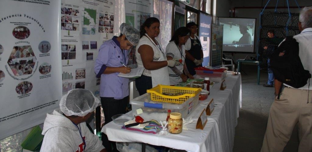 Feria o actividad en el gimnasio de una comunidad