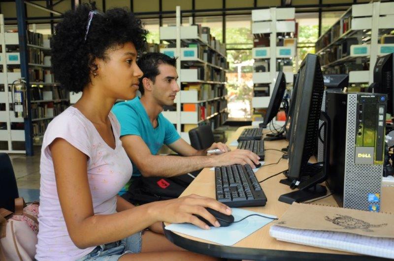 Joven buscando información en biblioteca