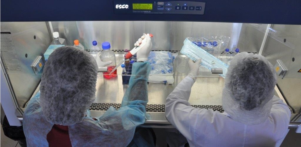 Personas en un laboratorio realizando exámenes clínicos.
