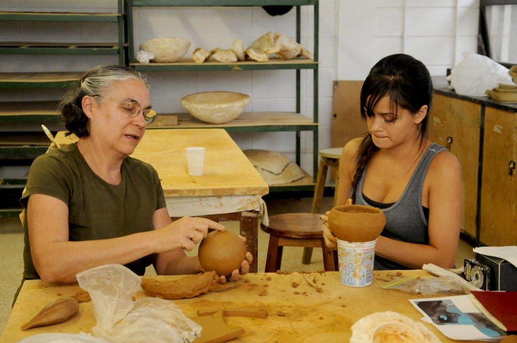 Mujeres trabajando en un taller de artesanías