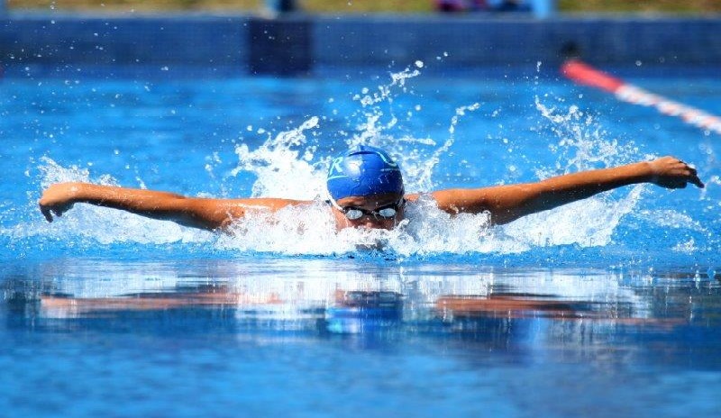 Deportista en competición de natación